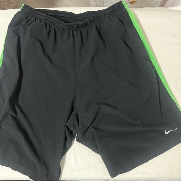 NIKE Dri-Fit Men’s Medium Black Stretch Waist Drawstring Lined Running Shorts - Picture 1 of 9